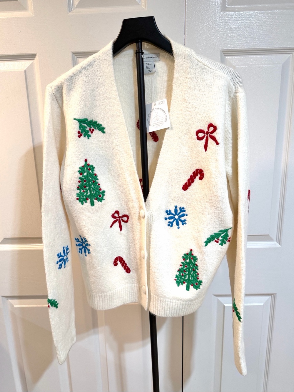 NWT-Cupcakes & Cashmere
Christmas-Holiday-Embroidered Cardigan-Super Soft-Sz XL